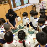 楽しみにしていた陶芸体験が始まりました。最初に高井先生のお手本を見せてもらいました。