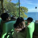 バスに乗って高井晴美さんのご自宅に向かいました。窓からはきれいな景色が見えて、子どもたちは喜んでいました。