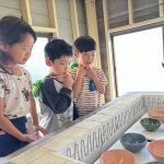 陶芸体験で作ったお茶椀が焼き上がり完成しました。大きな焼き釜を見て大興奮でした。