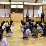 今年も警察官の方に来て頂き、交通安全について学びました。