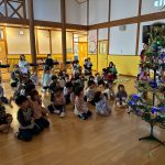 飾り付け後に点灯しました。子ども達は目を輝かせて、クリスマスを楽しみにしていました。