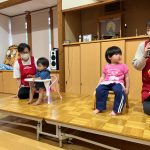 ５月生まれのお友達がステージ上に揃いました。