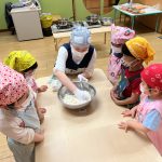 調理員が生地を作る様子を観察しました。