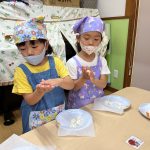 生地を器用に丸めて団子の形にしました。