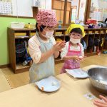 １つ１つ丁寧に丸めています。