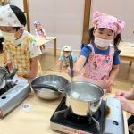 丸めた生地をお湯に入れて茹でました。火傷しないように慎重に入れていました。