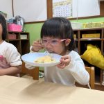 待ちに待ったおやつの時間です。きな粉をかけて食べました。美味しいと何回もおかわりをしていました。