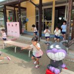 出火場所を避けて、園庭に避難しました。