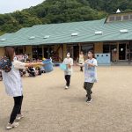 初期消火の実践として、職員がバケツリレーをしました。