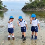 子ども達は海に入りたそうにしていました。