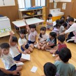 みんなが考えてきたレシピを参考にしながら、グループで話し合いました。