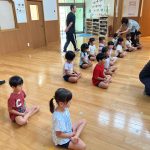 お泊まり保育で行う、坐禅の練習をしました。