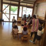 不審者が現れたので、職員が子ども達に避難指示をしました。