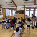 不審者が逃げて行ったので、ホールに集まり点呼を取りました。