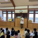 園外で不審者に遭遇した際の対応方法について、紙芝居を使って学びました。