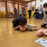 人工呼吸も学びました。いよいよ子ども達が楽しみにしているプールが始まります。安全に配慮し、プール遊びを楽しみたいと思います。
