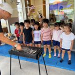 焼いている様子を見学しました。匂いや色が変わる様子に感動していました。