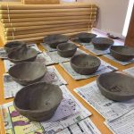 個性溢れる作品ができました。今後、高井先生に色を付けて焼いて頂きます。焼き上がりを楽しみにしている子ども達でした。