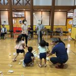 ９月に入ってから、運動会に向けて玉入れを行っています。今日は保護者の方と一緒に行いました。