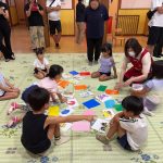完成した絵を半分に切り、絵合わせゲームをしました。