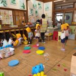 地震発生の放送を聞いて、防災頭巾を被りました。