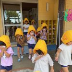 給食室から火災が発生したので、口元を隠しながら園庭に避難しました。
