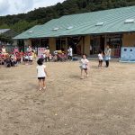 きりん組がバケツリレーを体験しました。