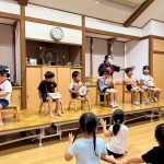 ９月生まれのお友達がステージ上に揃いました。