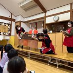 保育教諭からの出し物です。ペープサートを観て楽しみました。