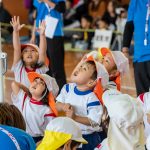 クラス合同の玉入れです。一生懸命かごを狙って投げていました。