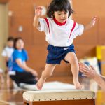 こあら組の障害走です。跳び箱からジャンプしています。