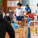 ぱんだ組の障害走です。両足で上手にハードルを跳び越えていました。