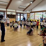 音楽に合わせて踊りながら、交通ルールを覚えました。