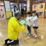 道路に飛び出さないように、飛び出し防止のステッカーを頂きました。