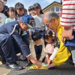 園の駐車場から道路に飛び出さないように、みんなでステッカーを貼りました。