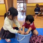 焼いも大会が始まりました。最初にさつまいもを洗って綺麗にします。