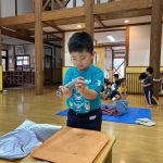 隙間ができないように、しっかり握りました。