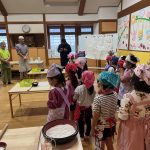 綾部市にある「そばの花」の村上様と、「あじき堂」の安喰様に来て頂き、そば打ち体験をしました。