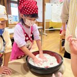 そば粉に水を入れながら、丁寧に混ぜています。