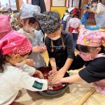 １つの塊になるように、みんなで力いっぱいこねました。