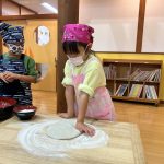 生地を薄く伸ばしています。