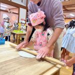 麺棒を使ってさらに薄く伸ばしました。破れないように慎重に行っています。