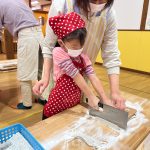 生地を折りたたんで包丁で切りました。麺を細く切ることに苦労していました。