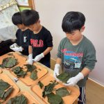 乾燥させた葉を細かくしています。