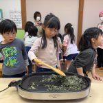 ホットプレートで煎ります。香ばしい匂いがしてきました。