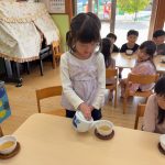 完成しました。急須を使って、杜仲茶を注ぎます。初めて急須を使うので、慎重にしていました。