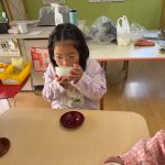 いよいよ飲んでみます。「美味しい」や「苦くない」と言い、子ども達はたくさんおかわりをしていました。