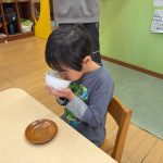 飲んでいる姿も、背筋が伸びて立派に見えます。