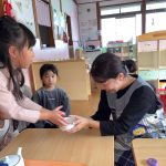 入れたての杜仲茶を配りました。子ども達にとって貴重な経験になりました。