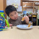 手作りバターを付けて、おやつを食べました。